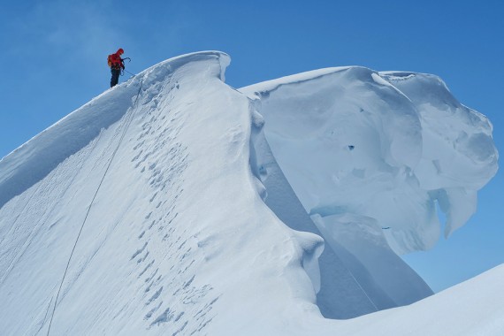 Vršni greben Francesa je poln ogromnih snežnih opasti, ki zahtevajo previdnost.
