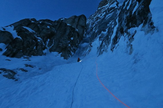 Začetne raztežaje v Francoski smeri v Hunterju sta plezala ponoči.