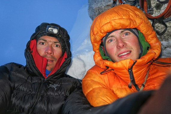 Aleš Česen in Luka Lindič na bivaku po preplezani Francoski smeri v Hunterju