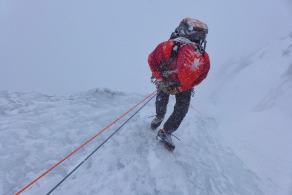 Sestop po steni Hunterja je potekal v slabem vremenu s številnimi pršnimi plazovi.