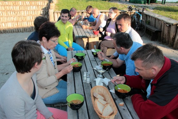 Okusna planinska malica med sejo