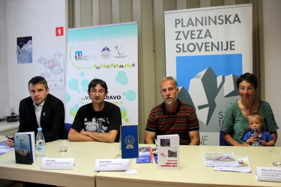 Matej Planko, Jože Drab, Tone Golnar in Mojca Stritar Kučuk na predstavitvi novosti Planinske založbe PZS