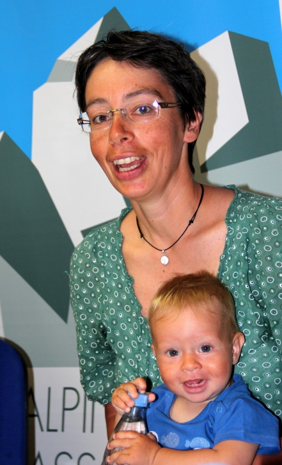 Mojca Stritar Kučuk s hčerko Lučko, ki bo kaj kmalu listala Planinski zabavnik.