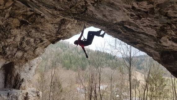 Maja Šuštar z orodji v previsni steni.