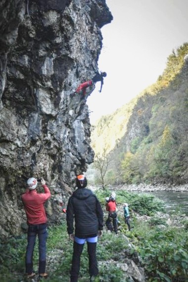 Orodni plezalci v plezališču.