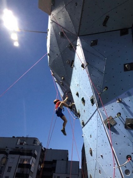 Orodno plezanje je primerno za otroke, starejše od 14 let. Aljaž Čokl na domžalski steni.