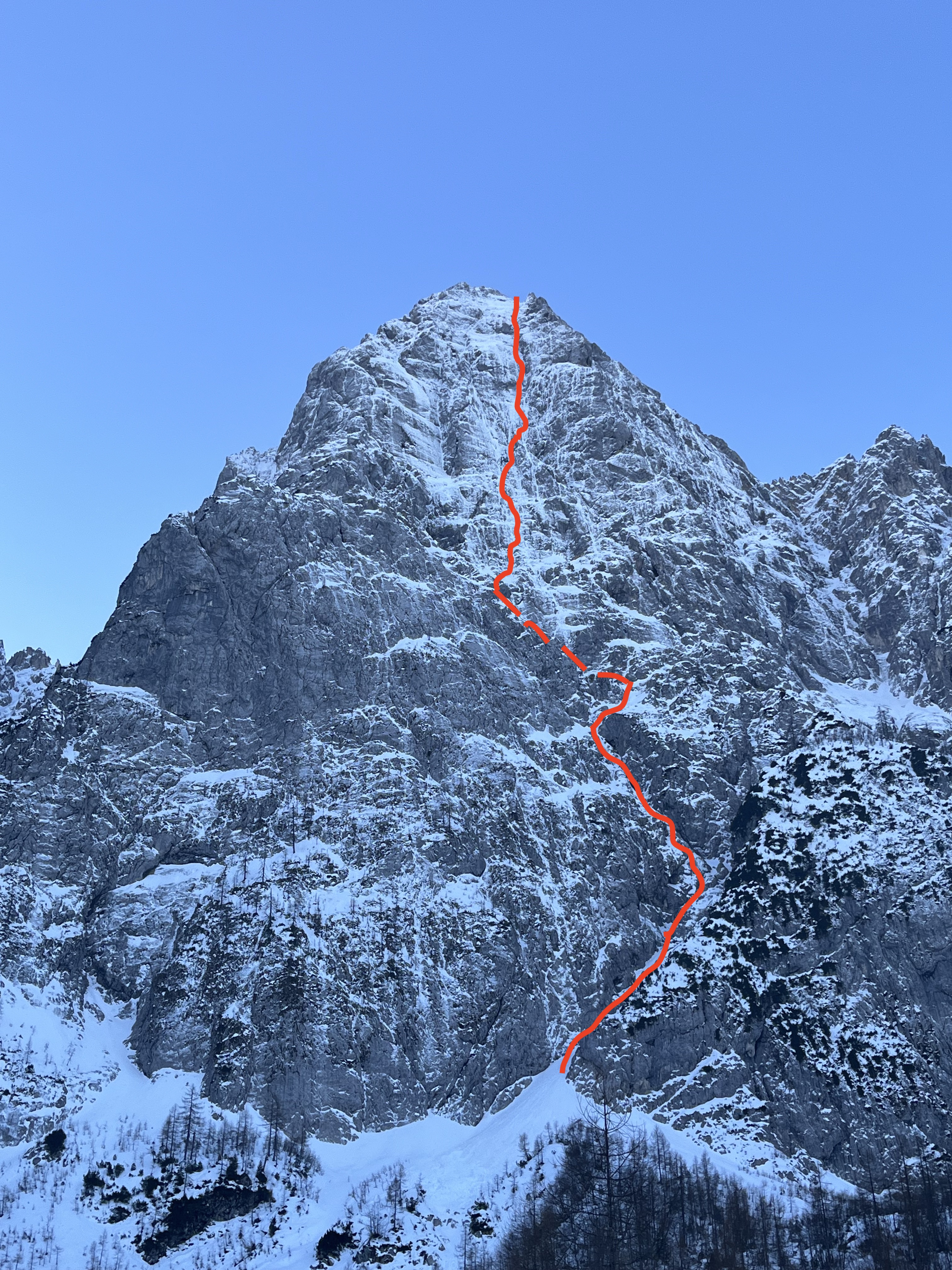 Narisana linija Direktne - z direktnejšo varianto, ki se izogne grebenu na vrhu zelene glave! Foto: Matej Balažic Narisana linija Direktne - z direktnejšo varianto, ki se izogne grebenu na vrhu zelene glave! Foto: Matej Balažic