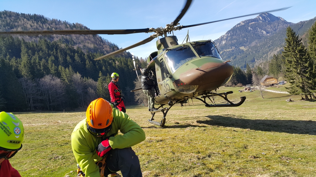 Helikoptersko_resevanje_foto_Matjaz_Serkezi