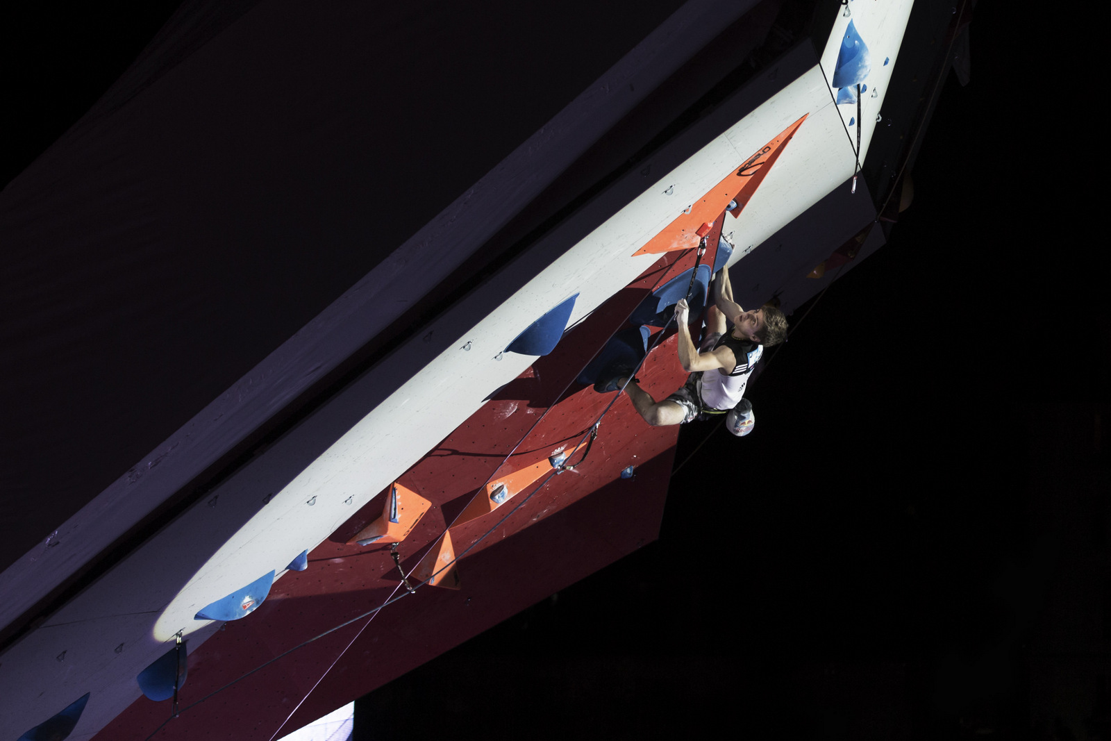 Domen Škofic vrhunsko v finalni smeri v Chamonixu, v kateri si je priplezal letošnjo prvo, sicer pa drugo zmago v svetovnem pokalu. (foto Luka Fonda) Domen_Skofic_finale_foto_Luka_Fonda