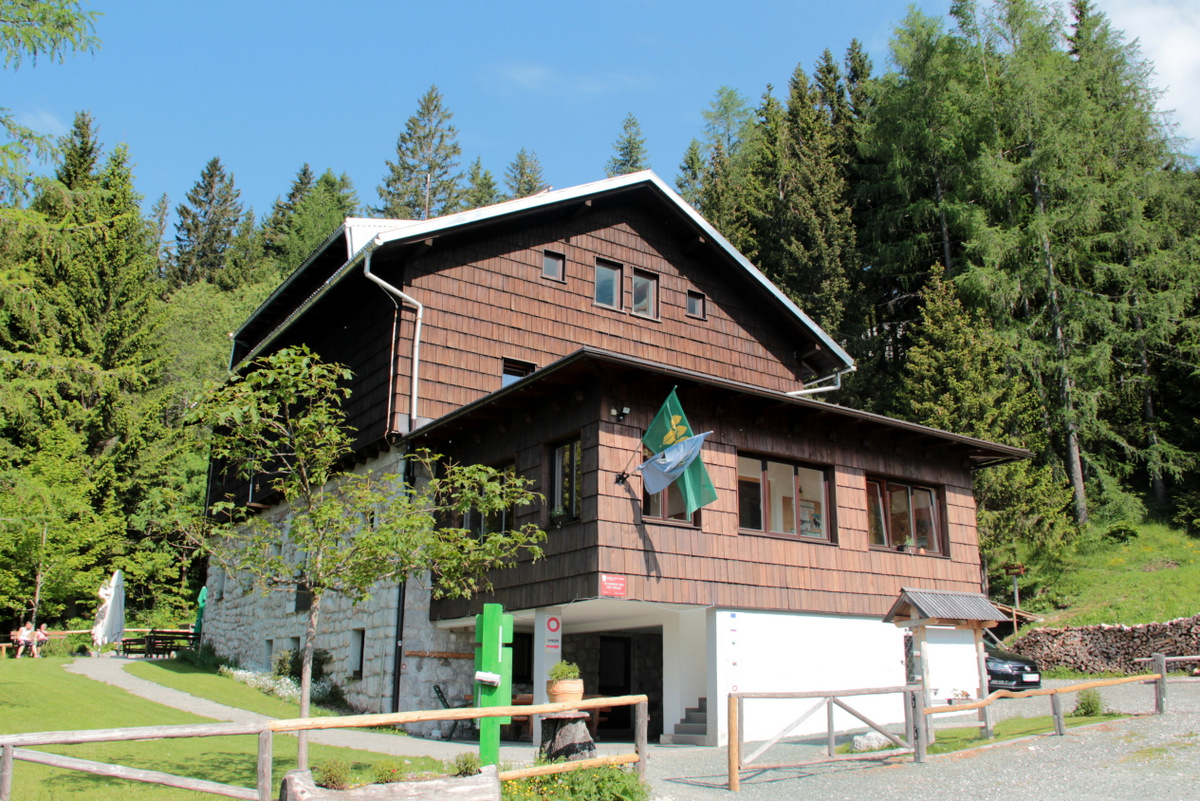 valvasorjev_dom_pod_stolom_naj_planinska_koca_2016_foto_manca_cujez valvasorjev_dom_pod_stolom_naj_planinska_koca_2016_foto_manca_cujez