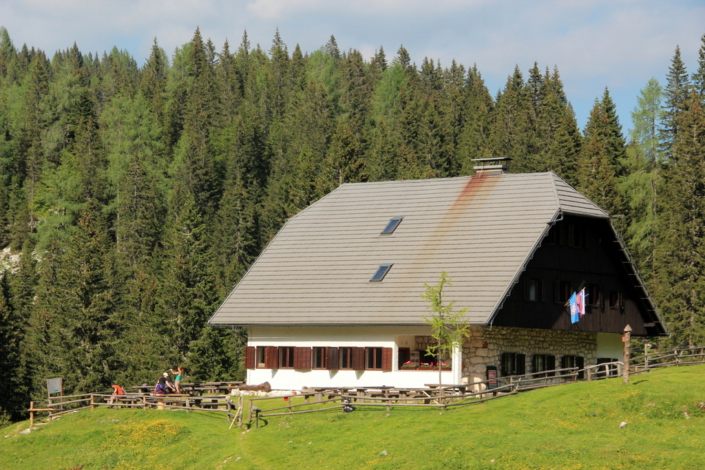 koca_na_planini_pri_jezeru_foto_manca_cujez koca_na_planini_pri_jezeru_foto_manca_cujez