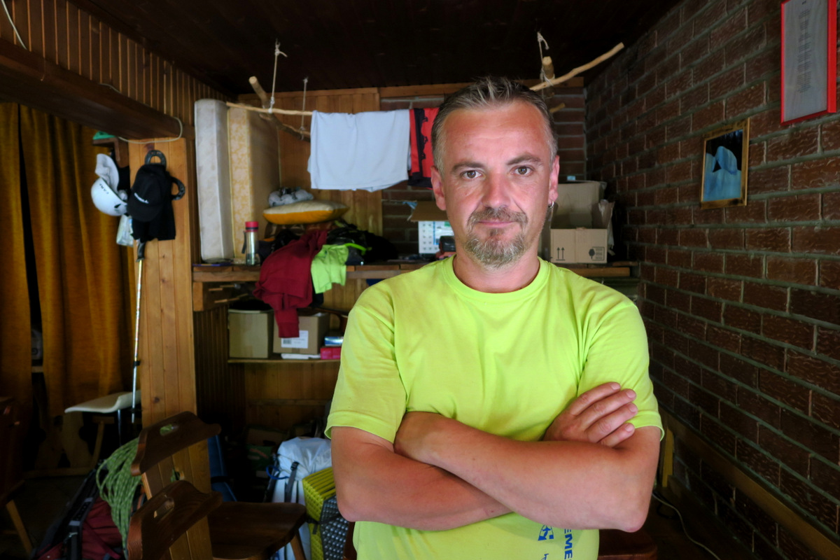 rado_novak_oskrbnik_koce_na_klemenci_jami_pod_ojstrico_foto_manca_cujez rado_novak_oskrbnik_koce_na_klemenci_jami_pod_ojstrico_foto_manca_cujez