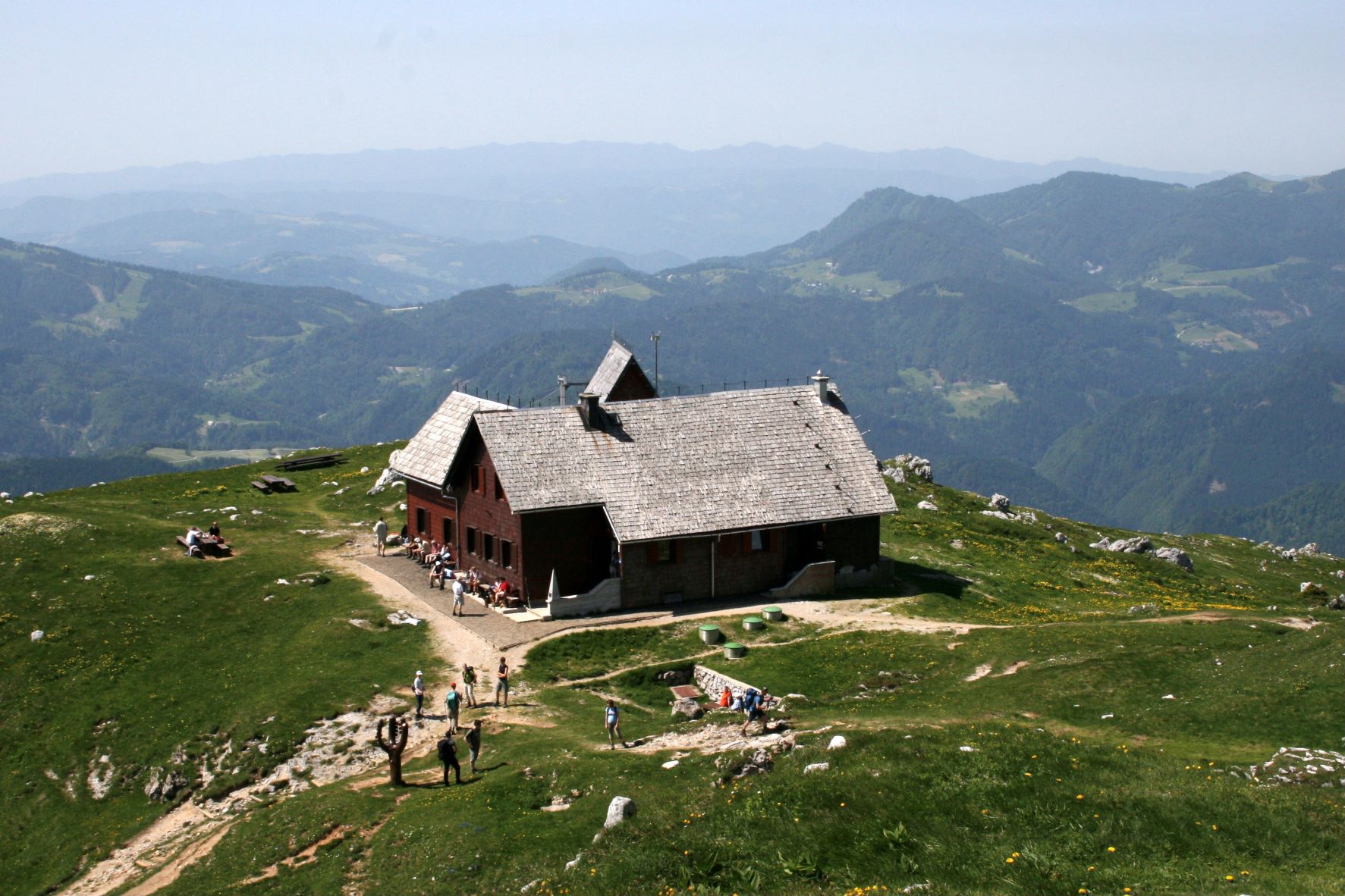 krekova_koca_na_ratitovcu_foto_manca_ogrin krekova_koca_na_ratitovcu_foto_manca_ogrin