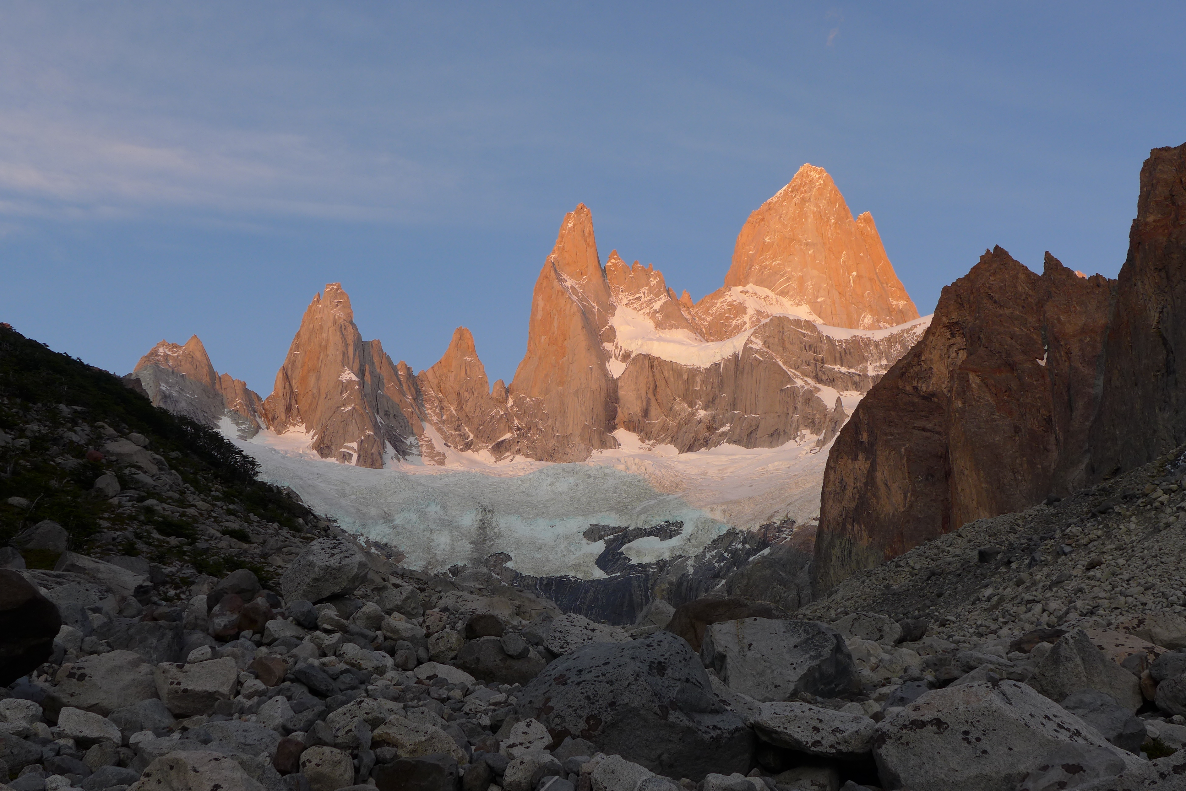 Pogled_na_stene_v_masivu_Fitz_Roy_iz_vzhoda_foto_Luka_Krajnc