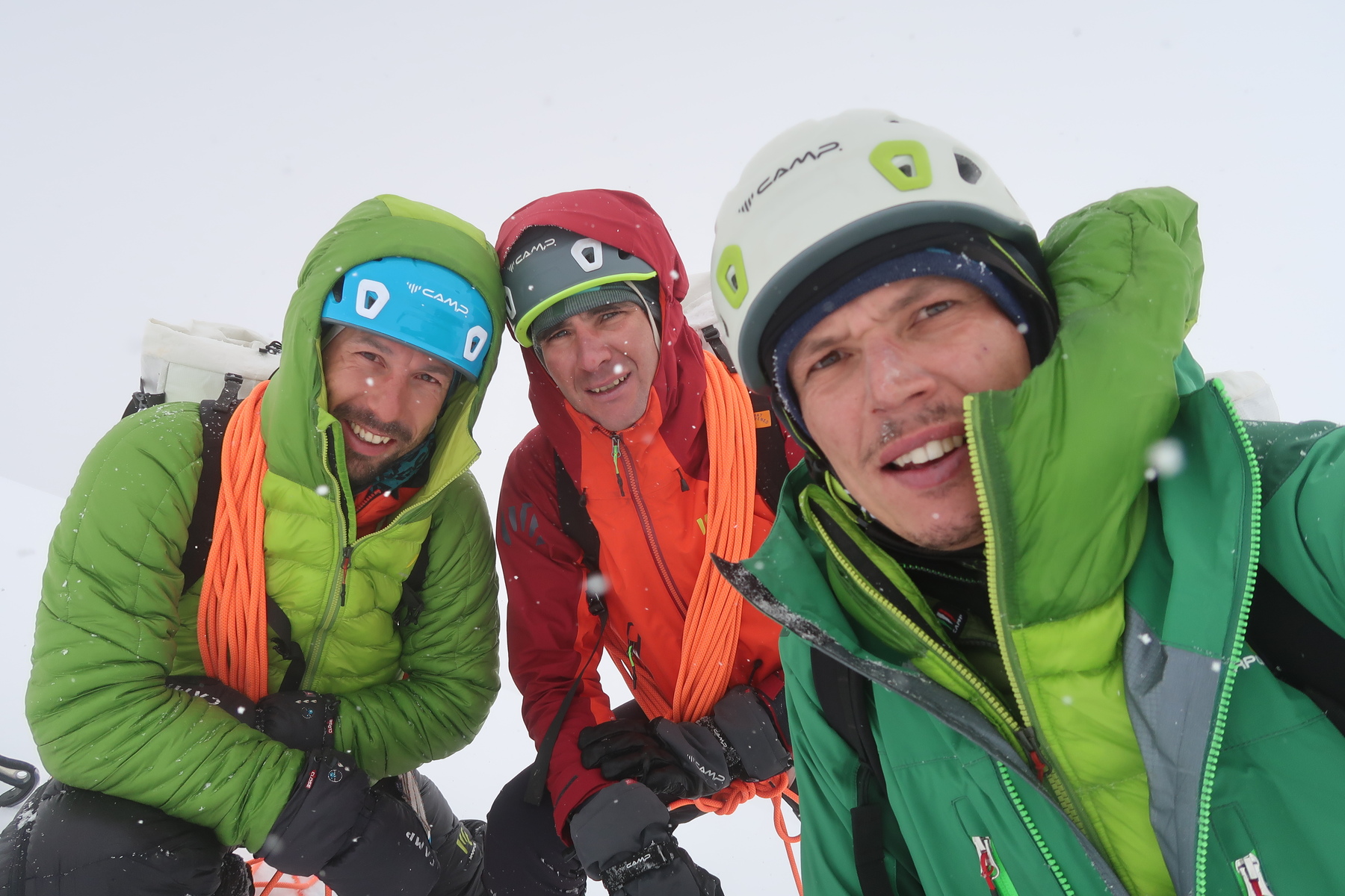 11_Zumer_Marcic_in_Strazar_na_vrhu_kote_6050m_C__Martin_Zumer 11_Zumer_Marcic_in_Strazar_na_vrhu_kote_6050m_C__Martin_Zumer