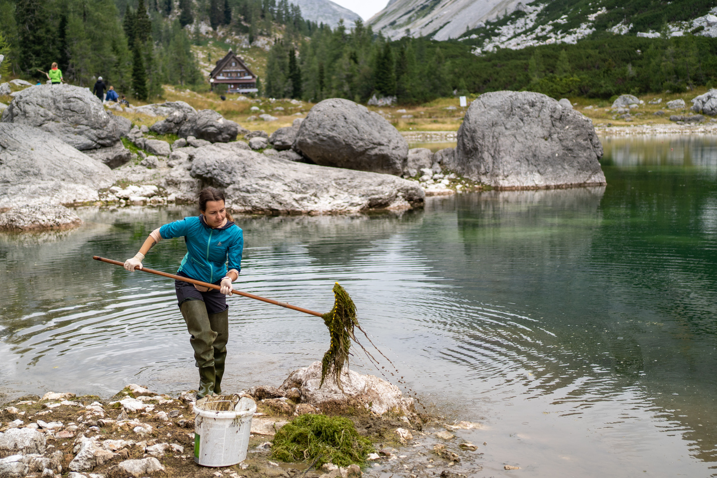 dvojno_jezero_odstranjevanje_alg_foto_cipra_slovenija dvojno_jezero_odstranjevanje_alg_foto_cipra_slovenija