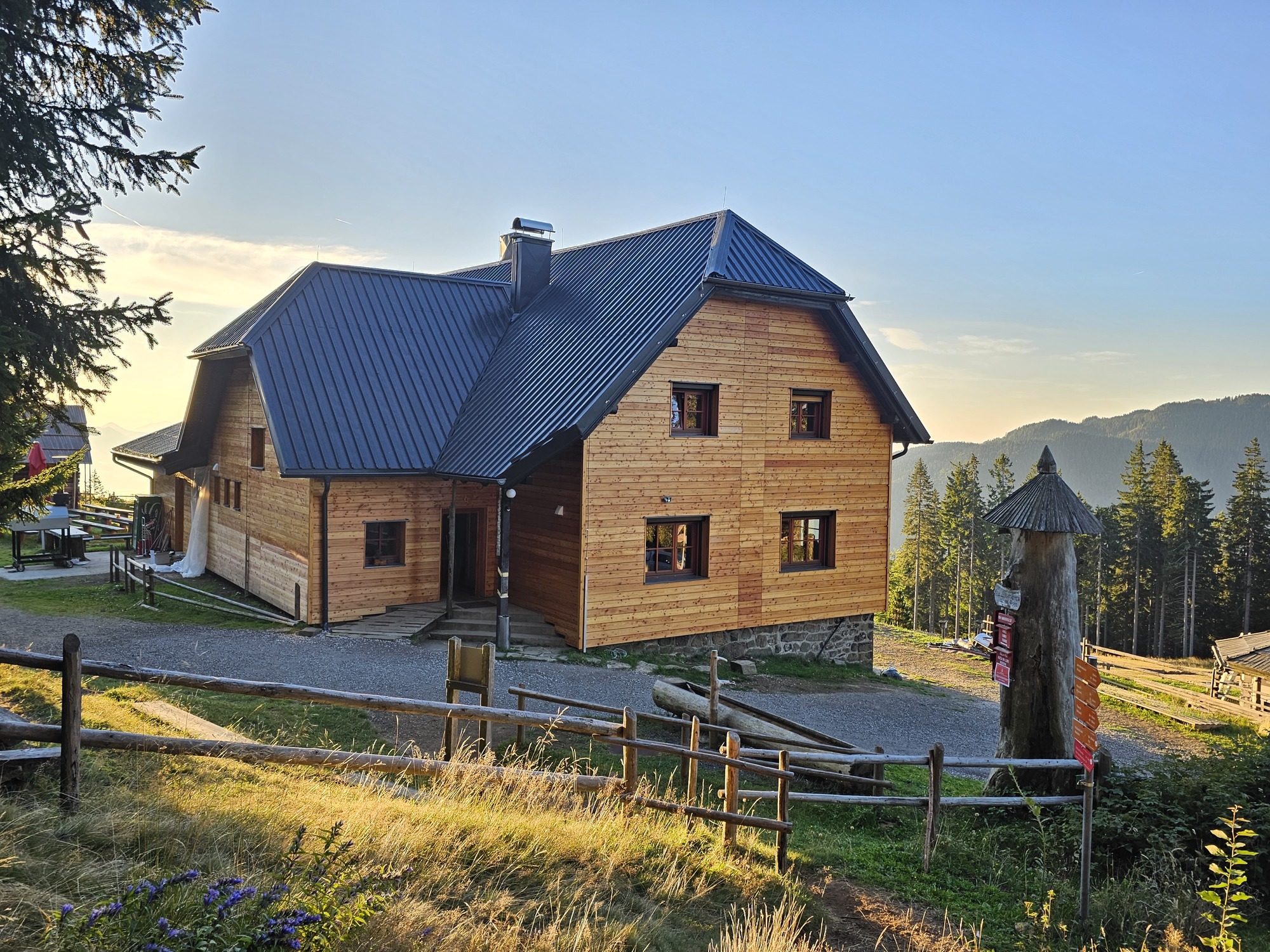 obnovljen_dom_na_smrekovcu_foto_tomo_drolec obnovljen_dom_na_smrekovcu_foto_tomo_drolec