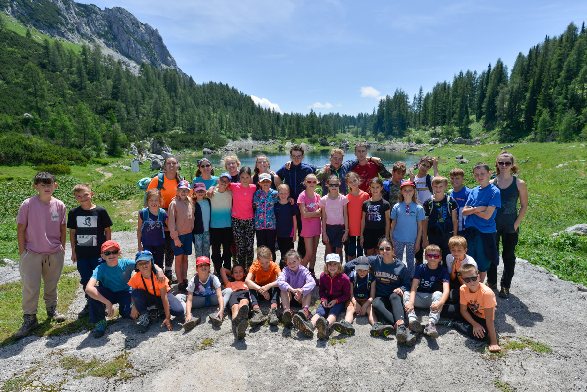 SPD_Trst_Udelezenci_planinske_sole_na_Planini_pri_Jezeru_na_pohodu_arhiv_MO_SPD_Trst