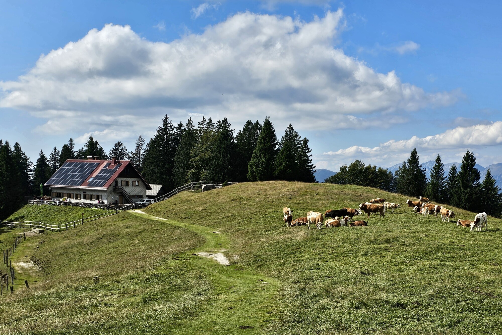 gore_jeseni_planinska_koca_foto_manca_ogrin gore_jeseni_planinska_koca_foto_manca_ogrin