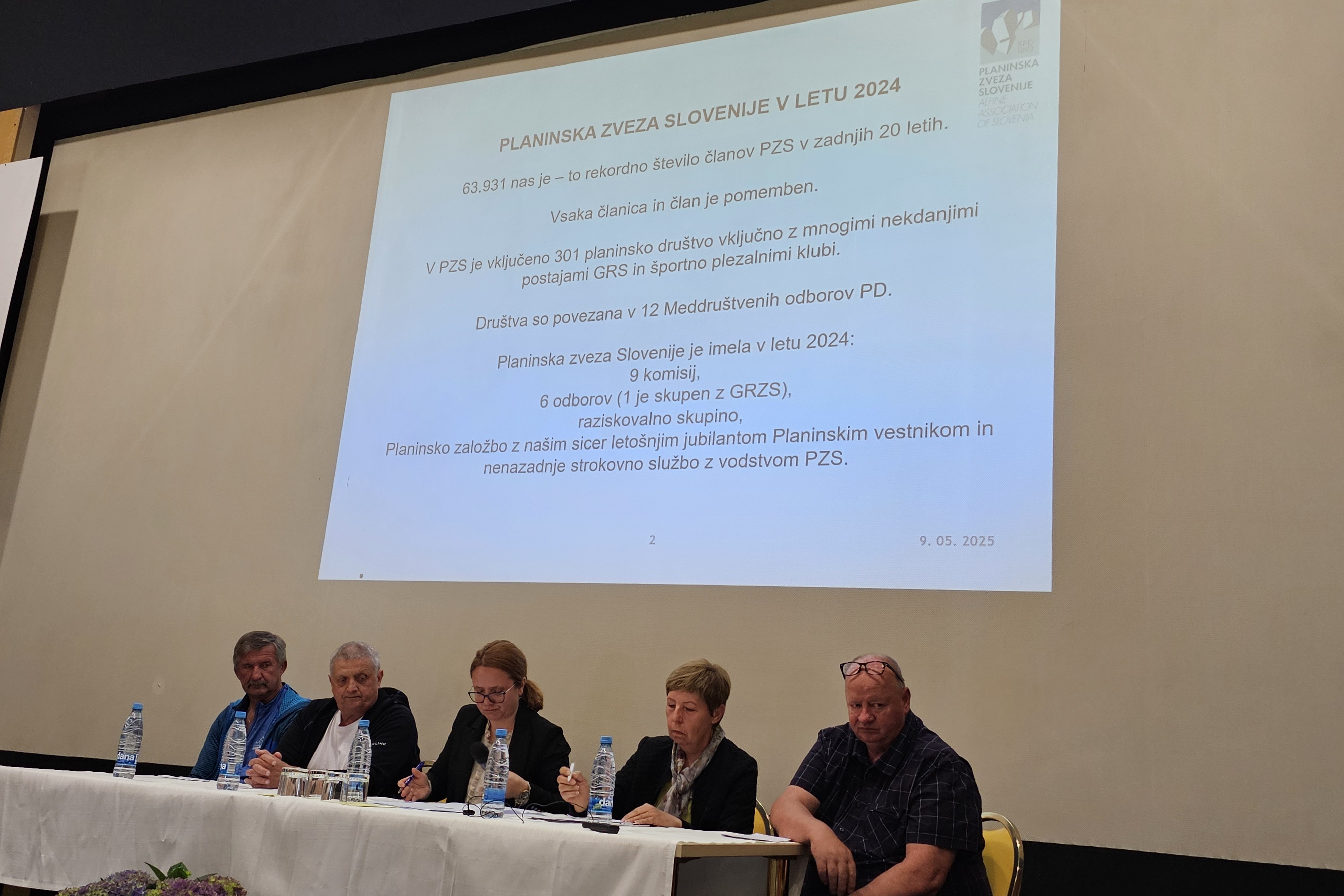 skupscina_pzs_2025_hrastnik_delovno_predsedstvo_foto_manca_ogrin skupscina_pzs_2025_hrastnik_delovno_predsedstvo_foto_manca_ogrin