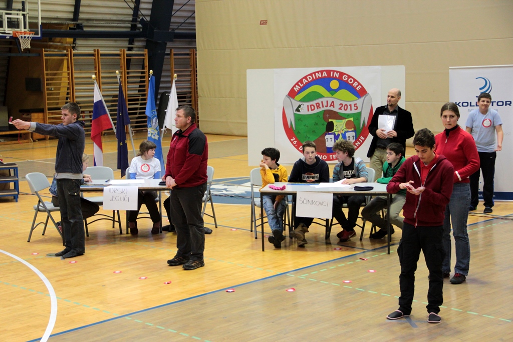 Merjenje_azimuta_foto_Manca_Cujez Merjenje_azimuta_foto_Manca_Cujez