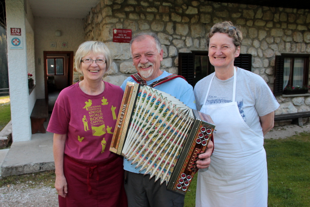 Oskrbnis__780_ka_ekipa_Koc__780_e_na_Planini_pri_Jezeru_Dus__780_ica_Branc_Ivo_Voler_Mari_C__780_ufer_foto_Manca_C__780_ujez__780_