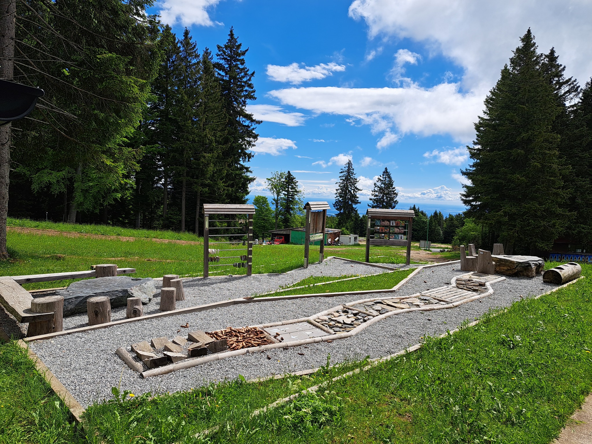 Planinski_dom_na_Treh_kraljih_taktilna_pot Planinski_dom_na_Treh_kraljih_taktilna_pot