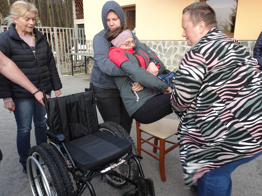 Iz_stola_na_invallidski_vozicek__2_ Iz_stola_na_invallidski_vozicek__2_