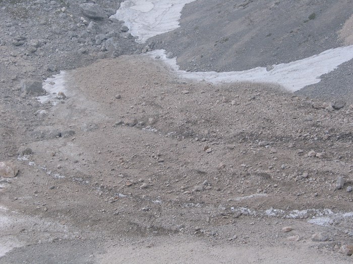 Razor_podor_3_7_2013_foto_Igor_Zlodej_material_je_popolnoma_zasul_snezisca_dalec_spodaj_na_podih_m Razor_podor_3_7_2013_foto_Igor_Zlodej_material_je_popolnoma_zasul_snezisca_dalec_spodaj_na_podih_m