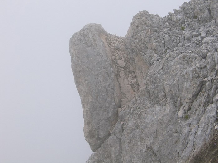 Razor_podor_3_7_2013_foto_Igor_Zlodej_zelo_nestabilno_tik_nad_potjo_m Razor_podor_3_7_2013_foto_Igor_Zlodej_zelo_nestabilno_tik_nad_potjo_m