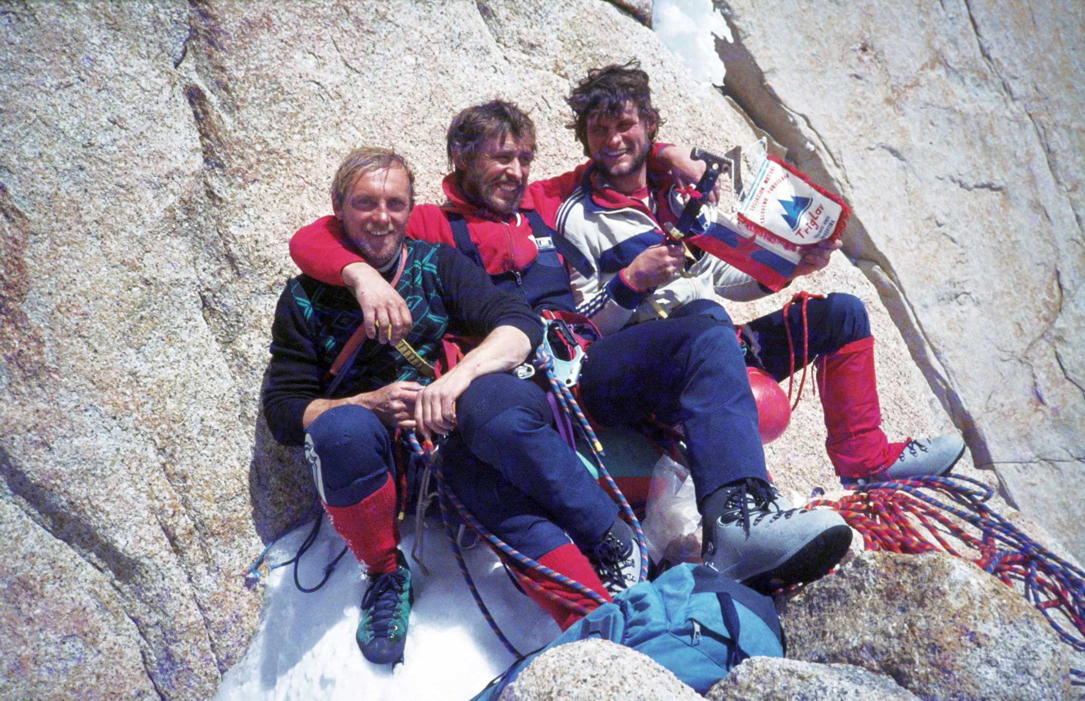 Foto_arhiv_Silvo_Karo_Fitz_Roy_Hudiceva_zajeda_leta_1983_na_fotografiji_Francek_Knez__Silvo_Karo_in_Janez_Jeglic