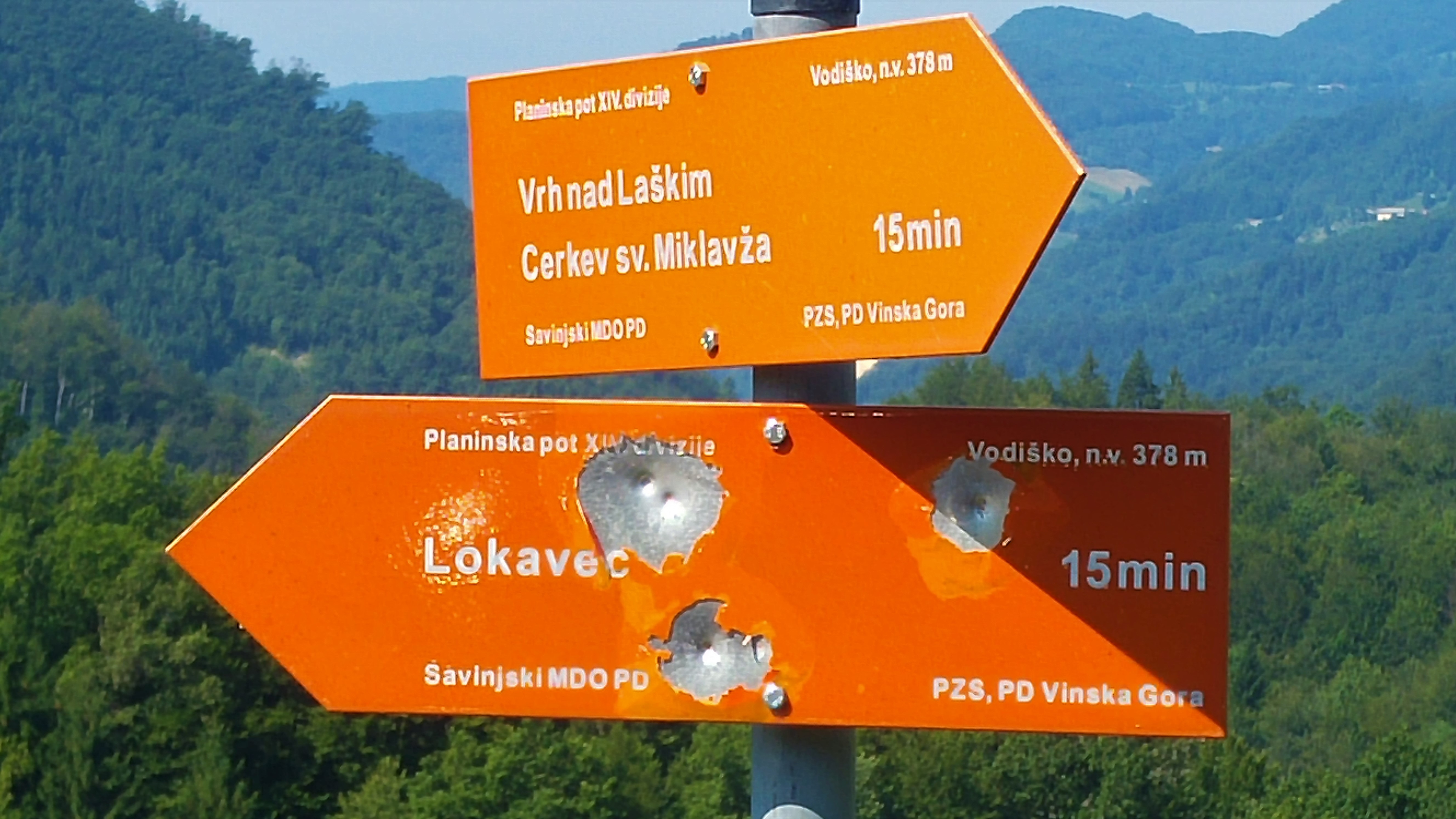 vandalizem_na_smerni_tabli_foto_Toma__Kumer vandalizem_na_smerni_tabli_foto_Toma__Kumer