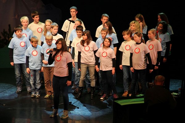 Z roko v roki so izvedli Sara Kogej, otroški zbor Mladinskega odseka Planinskega društva Idrija in Godba Vertikale. Foto Manca Čujež