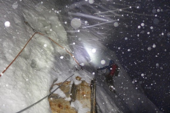 Močno sneženje med vzponom na Latok 1