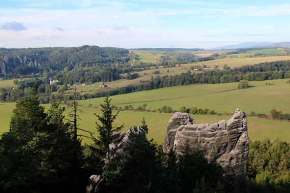 Širni razgledi na s peščenjakovimi stolpi posejano pokrajino