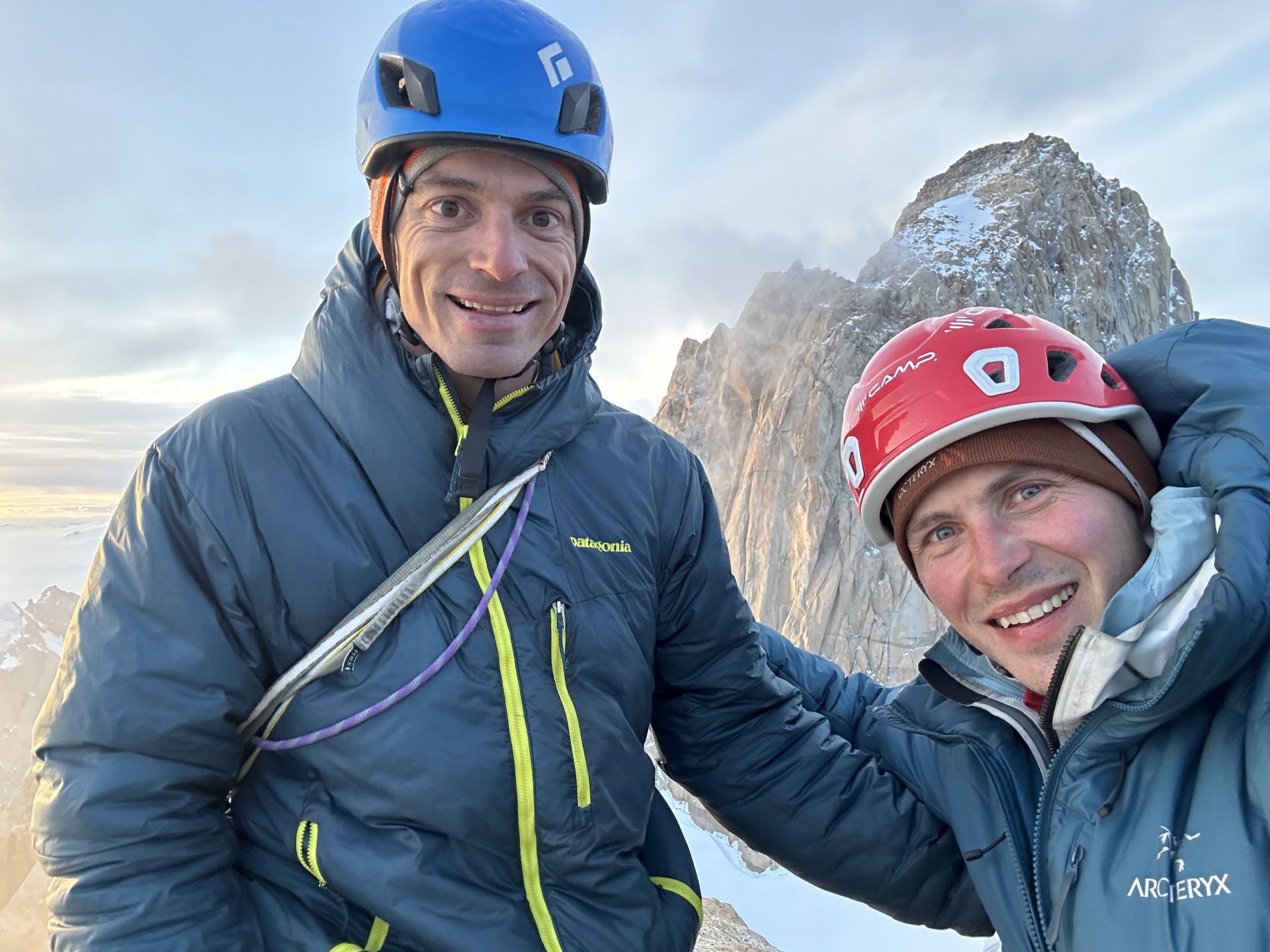 Luka Krajnc in Luka Lindič na vrhu prvenstvene smeri Pot v južni steni Poincenota v Patagoniji