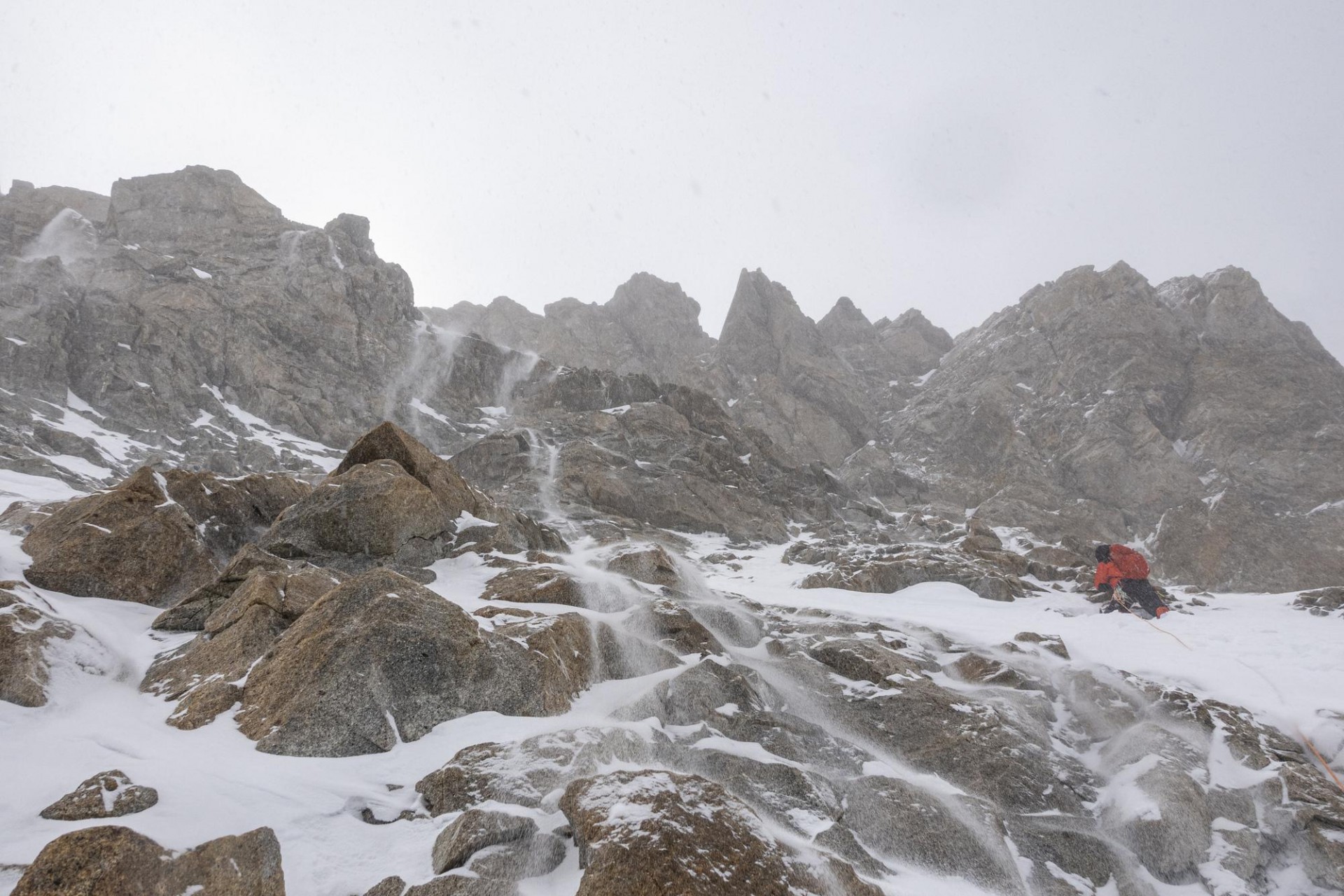 Globok cukrast sneg visoko na severni strani vršne glave (7850 m, 5. dan)