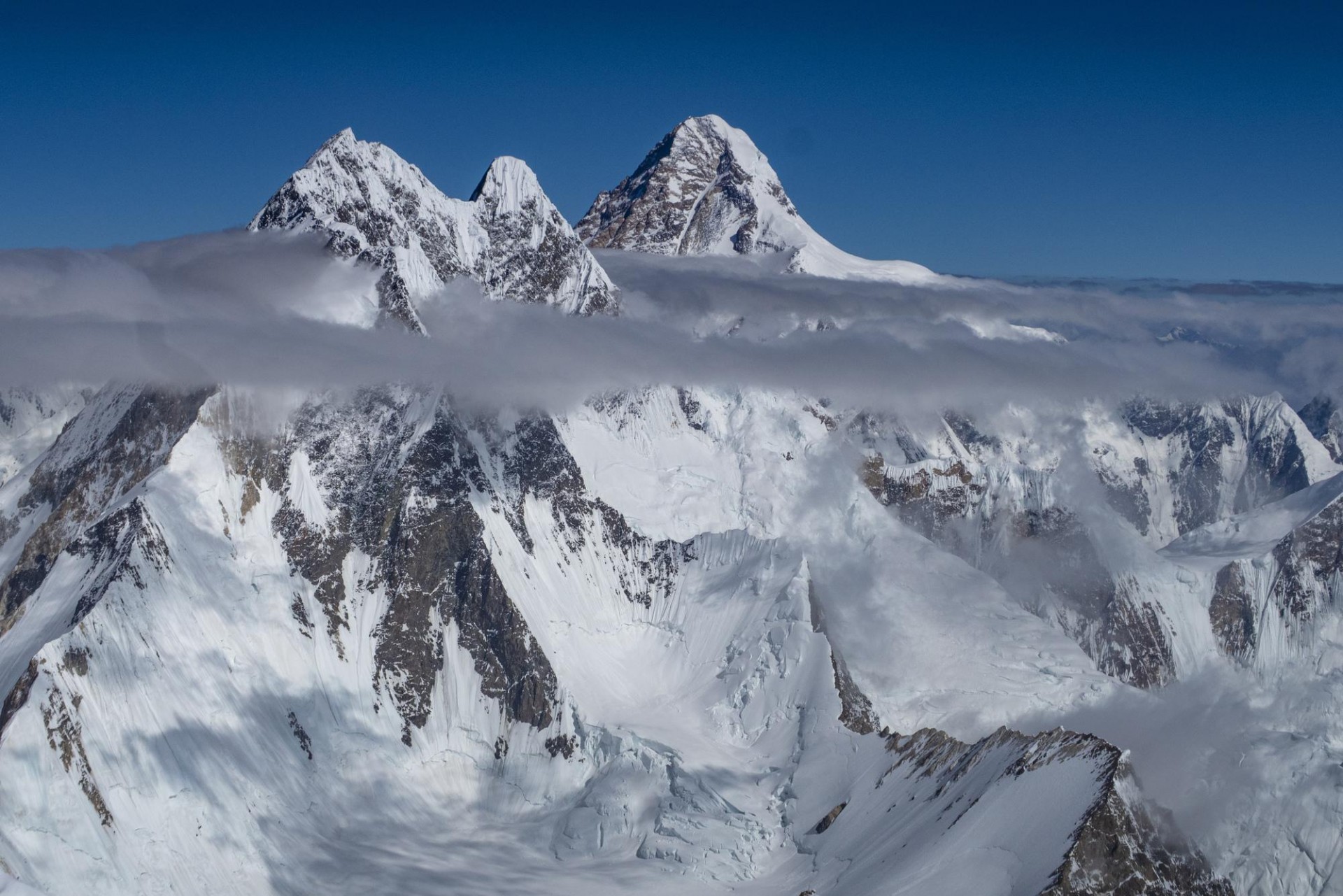Jutranji pogled na velikana K2 in Broad Peak z bivaka na 7500 m