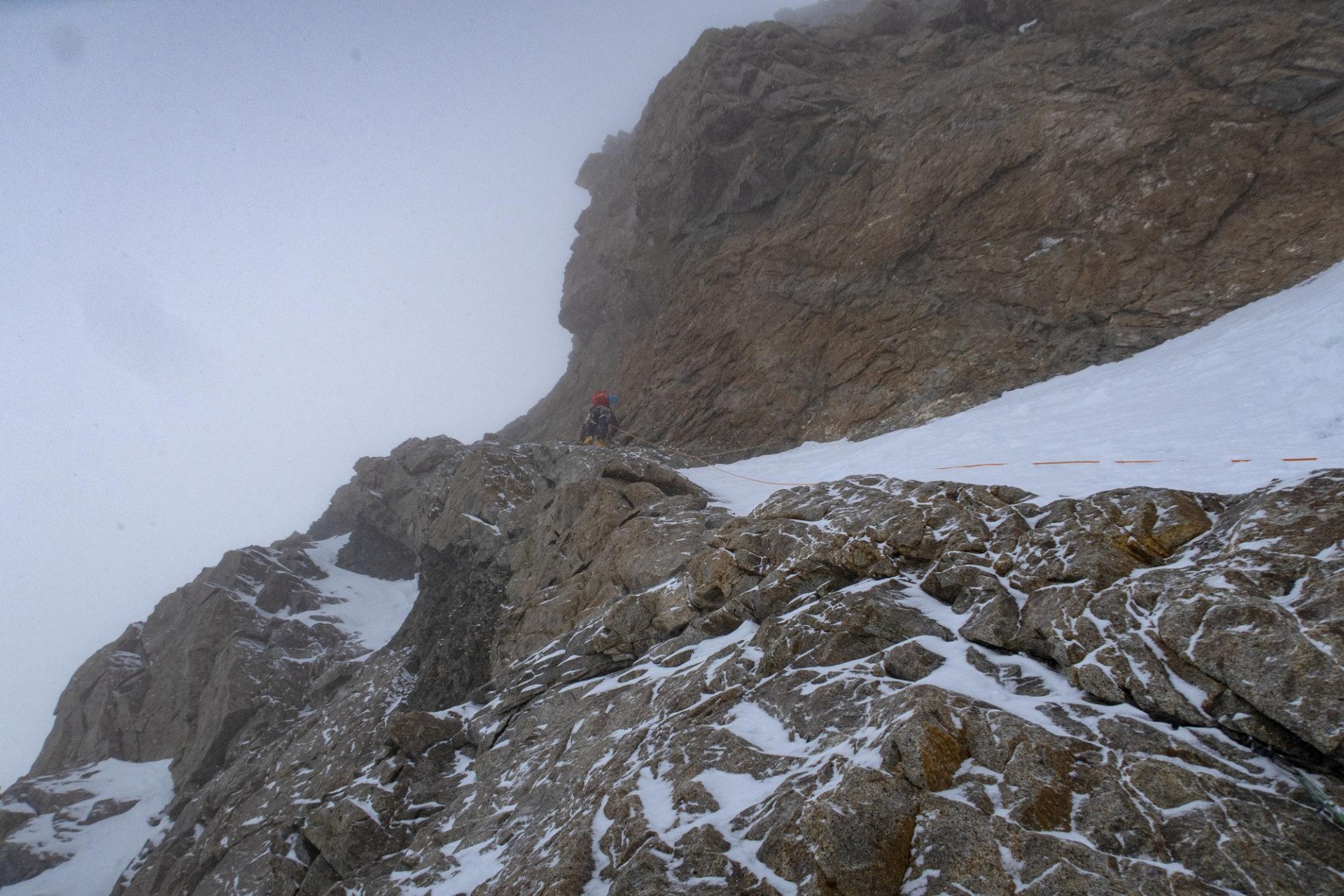 Začetek 5. dne po neprespanem odprtem bivaku na višini 7800 m