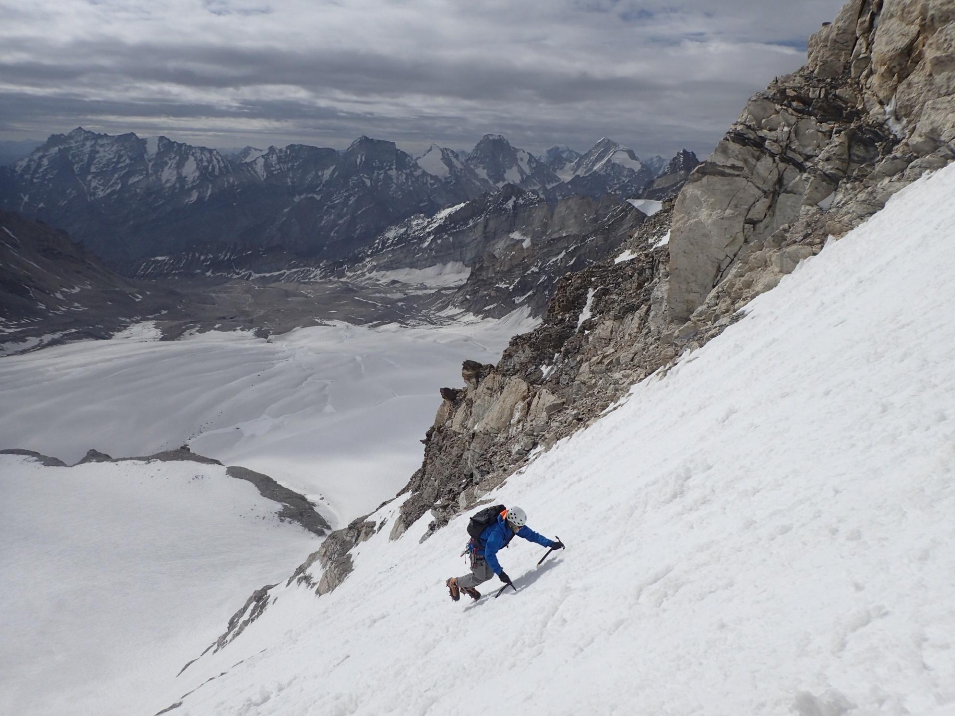 Antimatterhorn 6130 m, Tomaž Žerovnik pleza v vzhodni steni v smeri Charlatan De Balkan. V ozadju vrhovi pogorja Raru nad Tetleh Nalo, pod njim ledenik Korlomshe. 