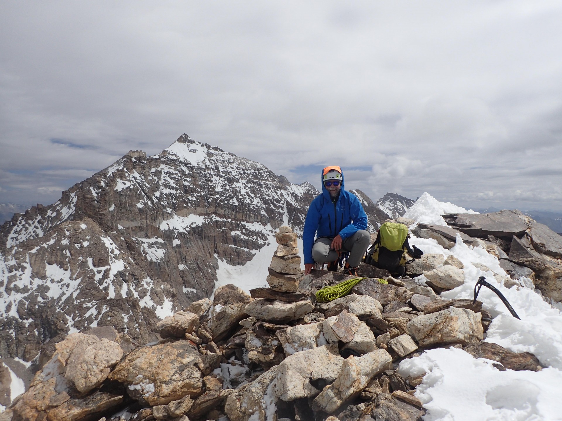 Antimatterhorn 6130 m, Tomaž Žerovnik na vrhu. V ozadju vrh T13 (6436 m). 