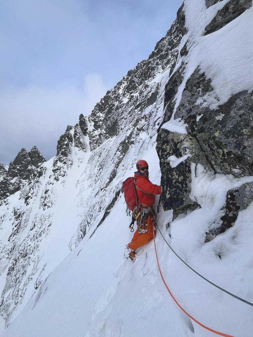 Lewa depresja prawie na wprost.