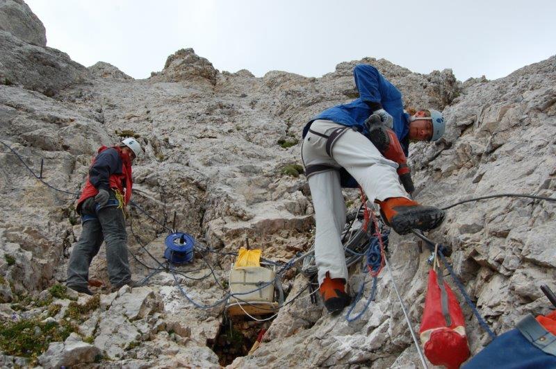 Markacisti pri popravljanju dela SPP s Kredarice na Triglav, foto Hinko Šolinc
