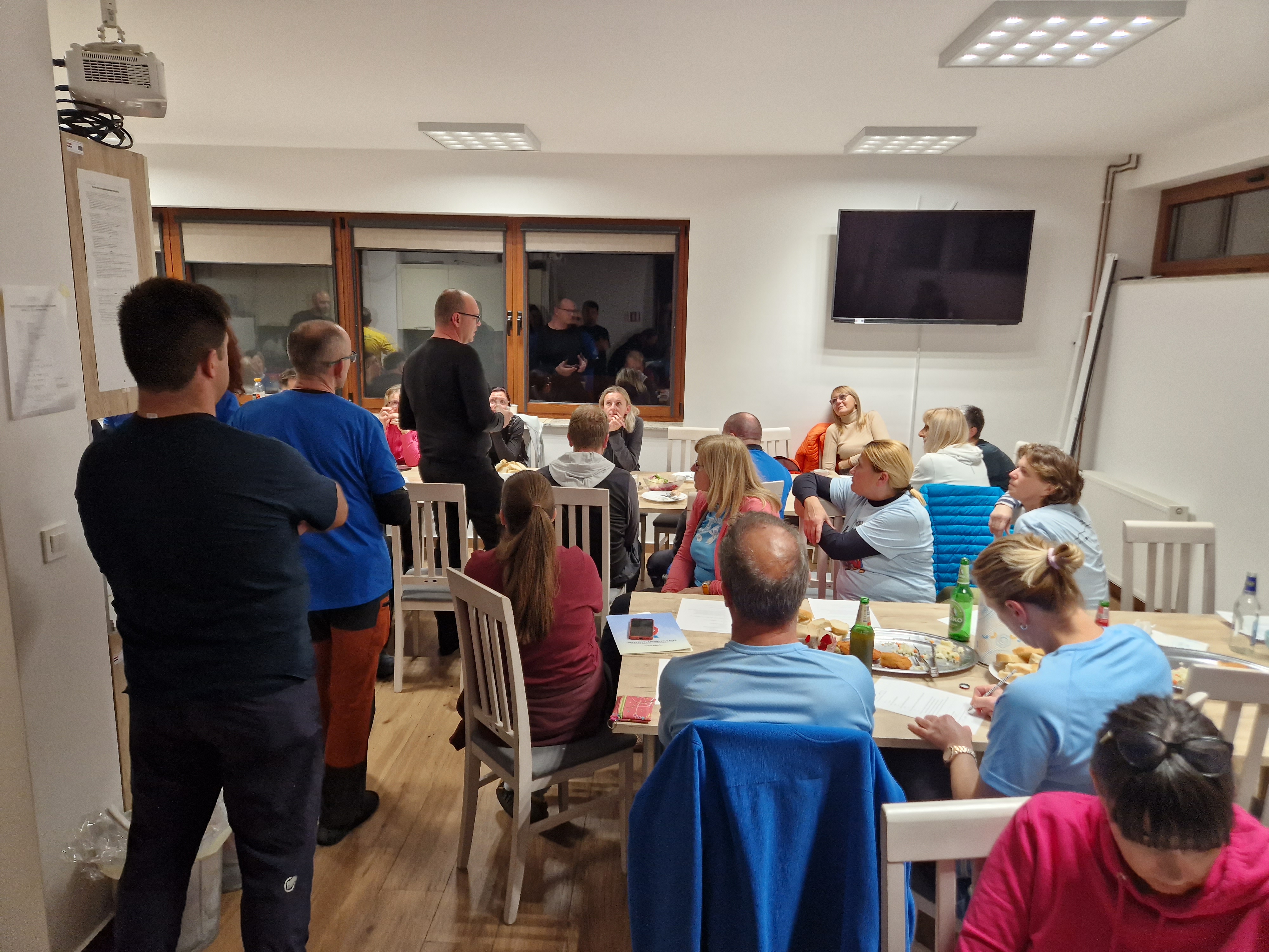 24_radoboj_okrogla_miza 24_radoboj_okrogla_miza