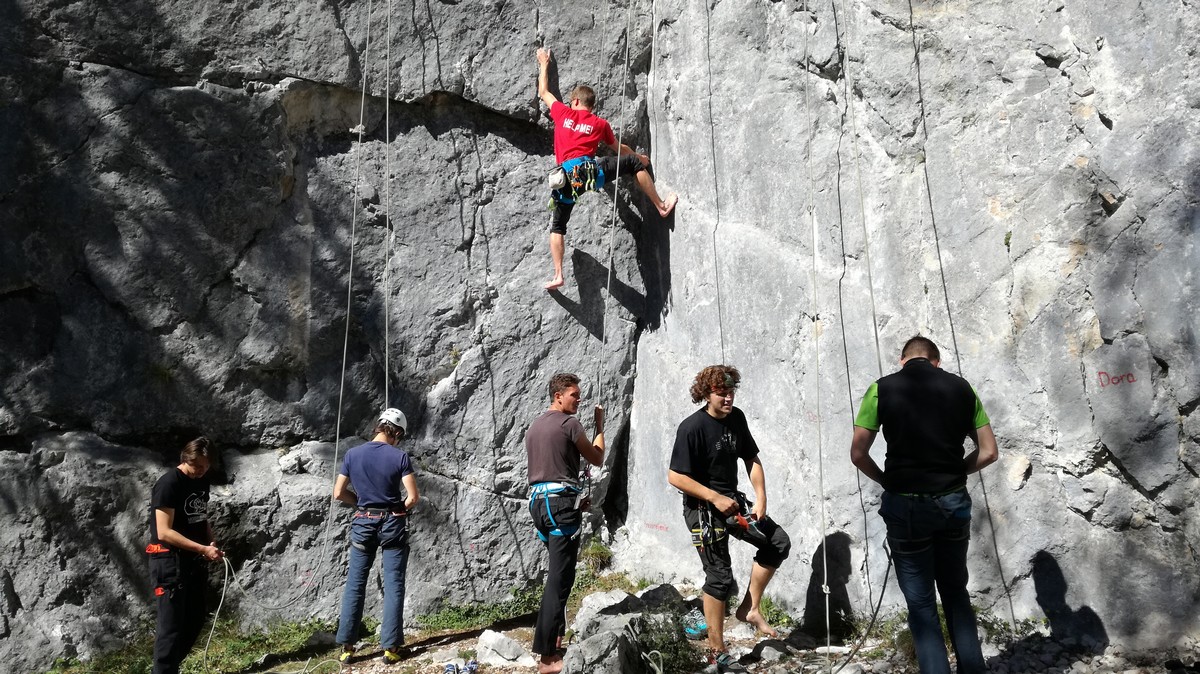 mk_pzs_s_studenti_v_hribe_studentski_planinski_tabor_foto_arhiv_mk_pzs__2_ mk_pzs_s_studenti_v_hribe_studentski_planinski_tabor_foto_arhiv_mk_pzs__2_
